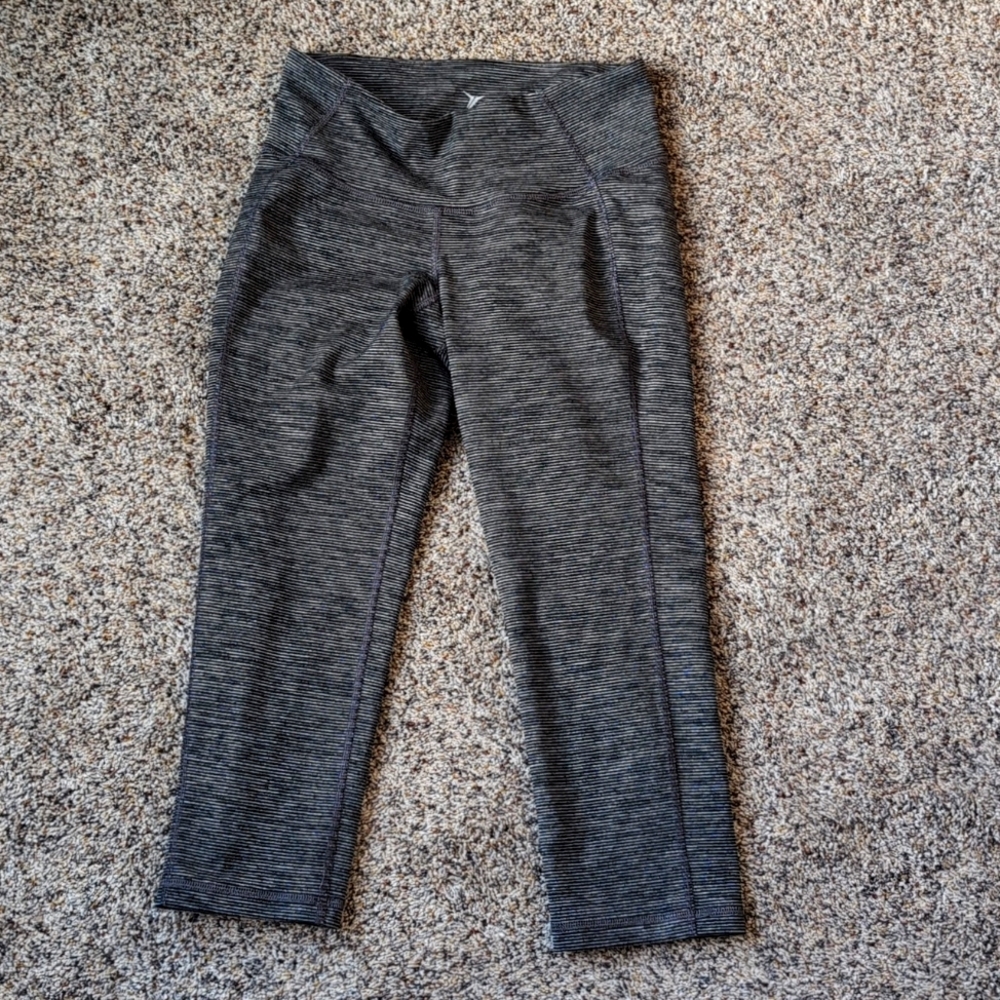 Old Navy Active Go-Dry  activewear Capri Leggings